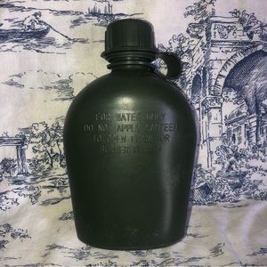 AUTHENTIC US Military 1 QUART PLASTIC CANTEEN.